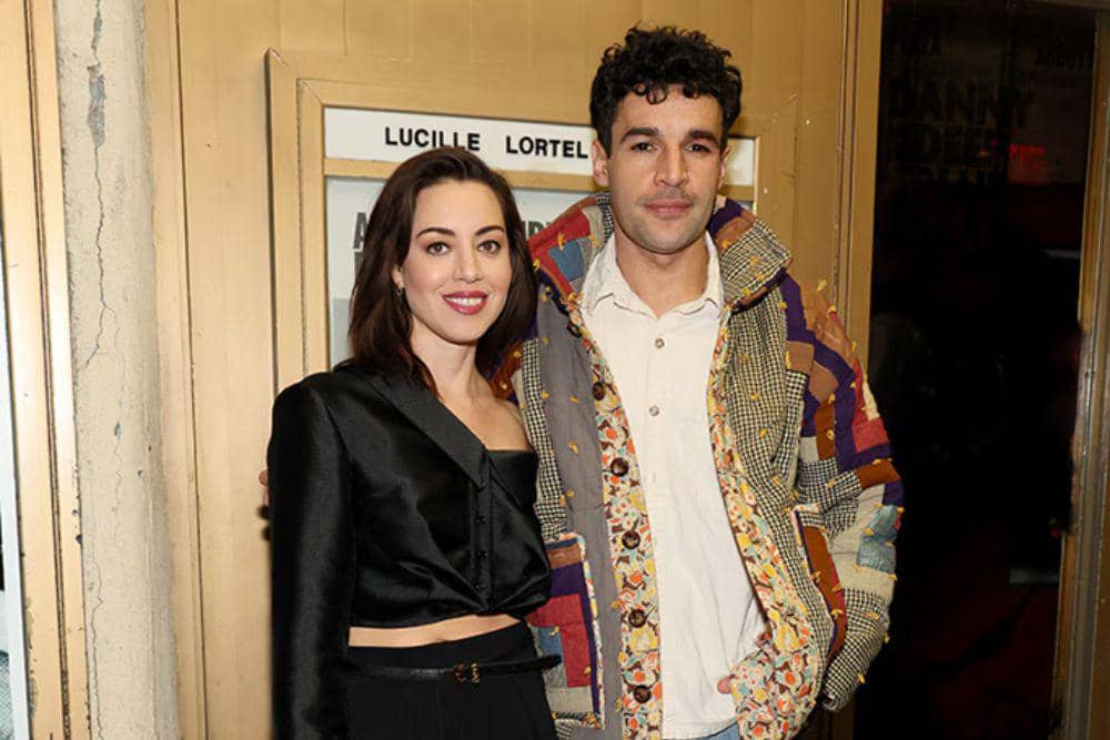 Aubrey Plaza dan Chris Abbott
