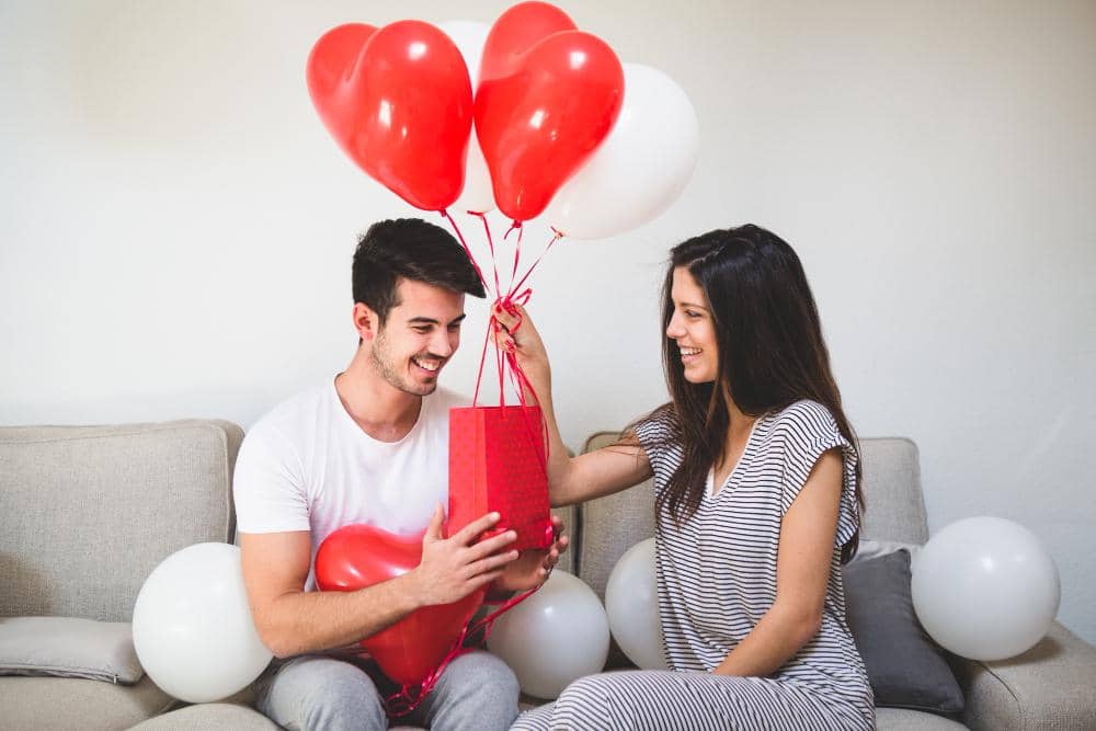 6 Hadiah untuk Pacar Pecinta Sepak Bola, Bikin Dia Terkesan!