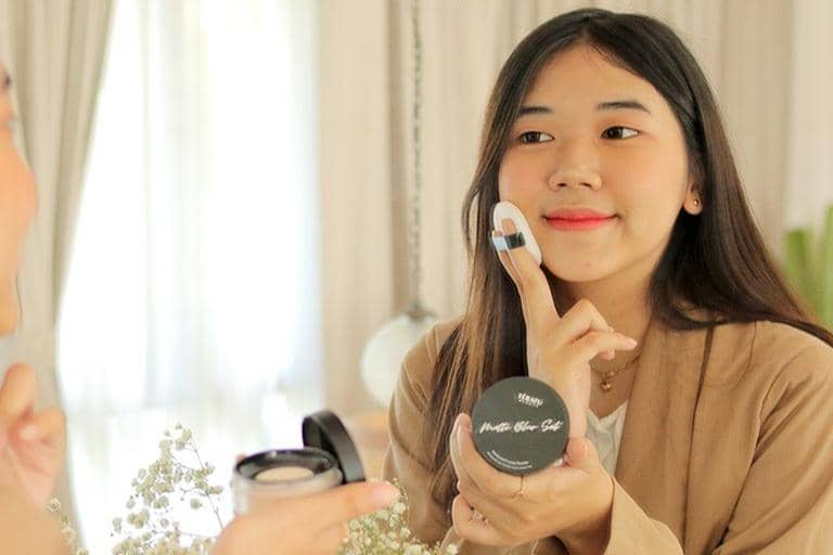7 Rekomendasi Bedak Translucent, Bye-Bye Wajah Kilap!