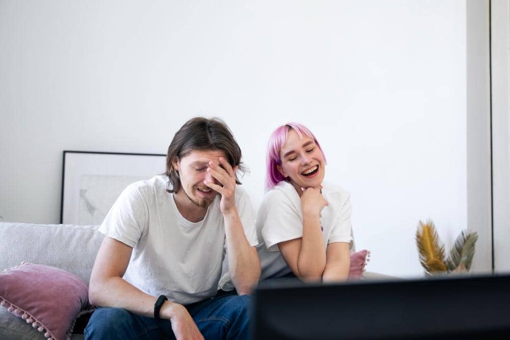 Cara Tetap Romantis walau Pasangan Sibuk Nonton Bola