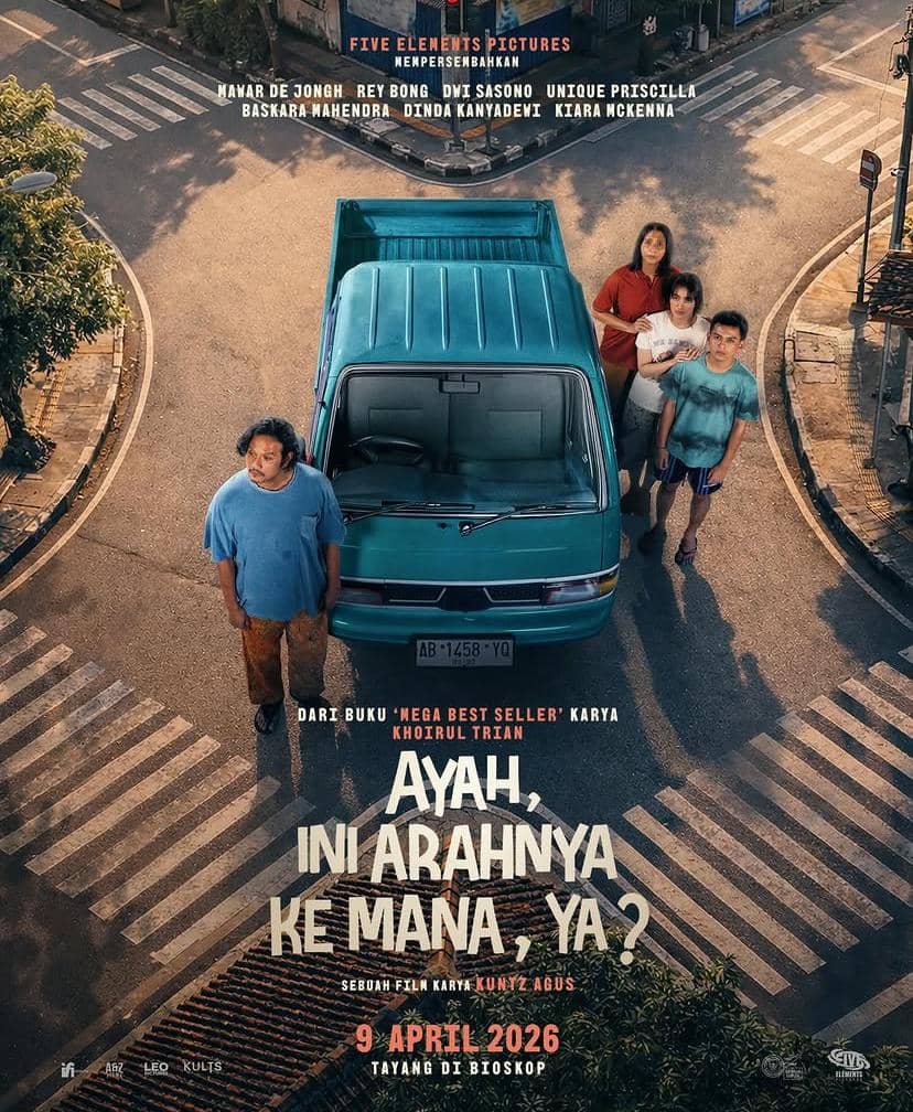Poster film Ayah, Ini Arahnya Ke Mana, Ya? menampilkan empat orang berdiri di persimpangan jalan di samping mobil biru dengan nuansa hangat.