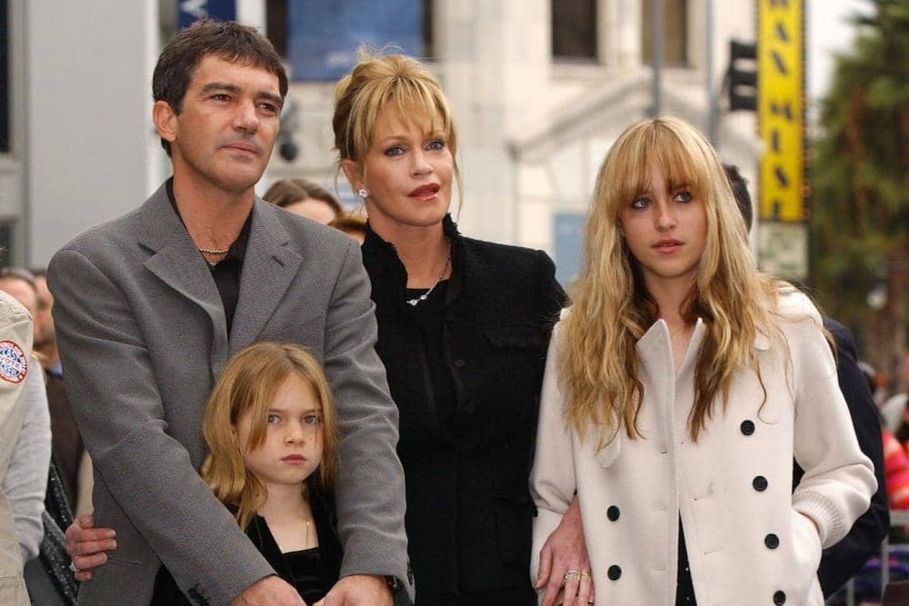 Dakota Johnson kecil dan kedua orang tuanya