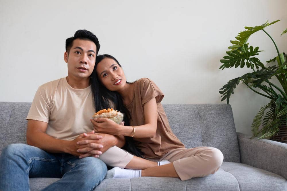 Cara Tetap Romantis walau Pasangan Sibuk Nonton Bola