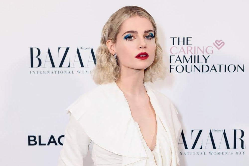 Dari Glitter hingga Graphic Liner, Intip Eye Makeup Ikonik Lucy Boynton
