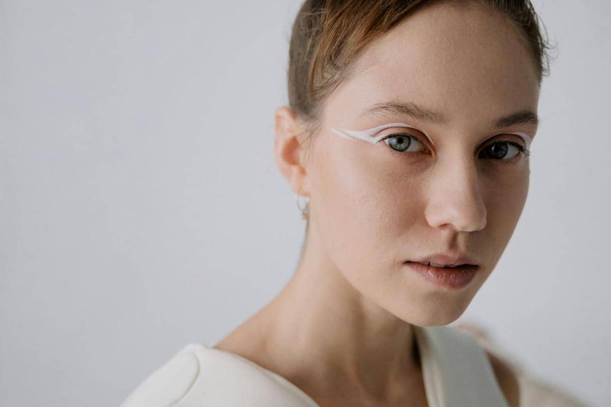 cara pakai eyeliner grafis pemula