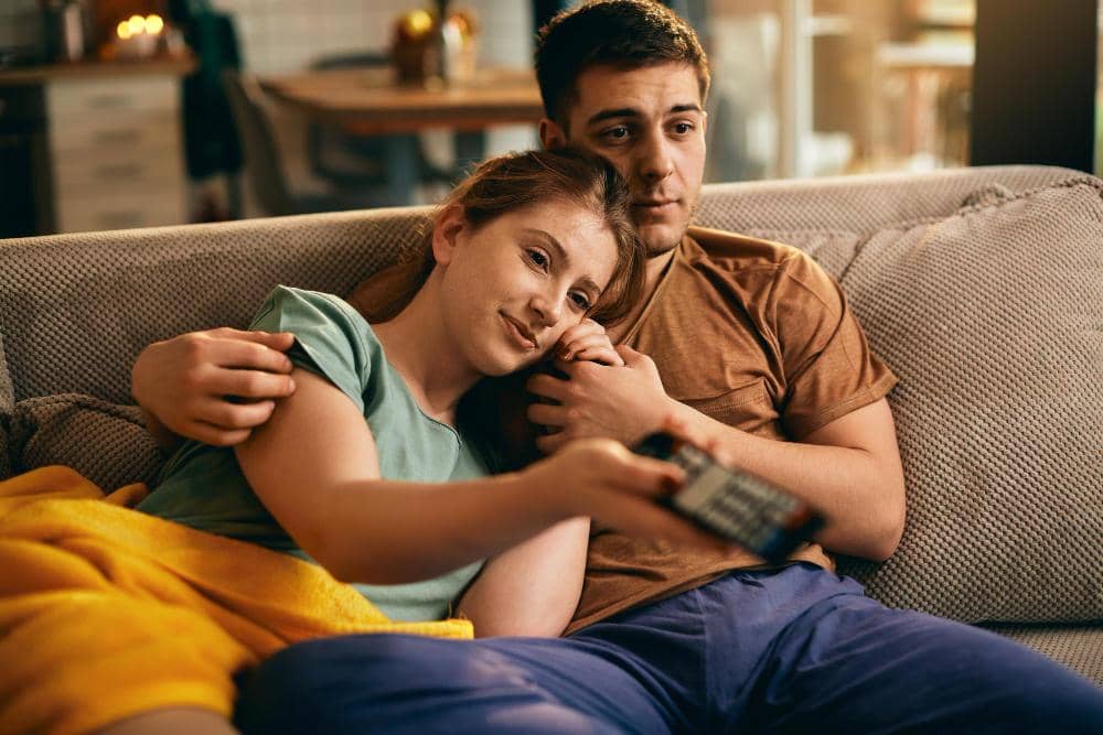 Cara Tetap Romantis walau Pasangan Sibuk Nonton Bola