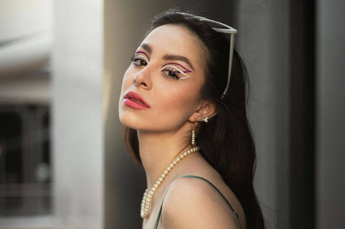 Cara Pakai Eyeliner Grafis Pemula, Bikin Mata Jadi On Point!