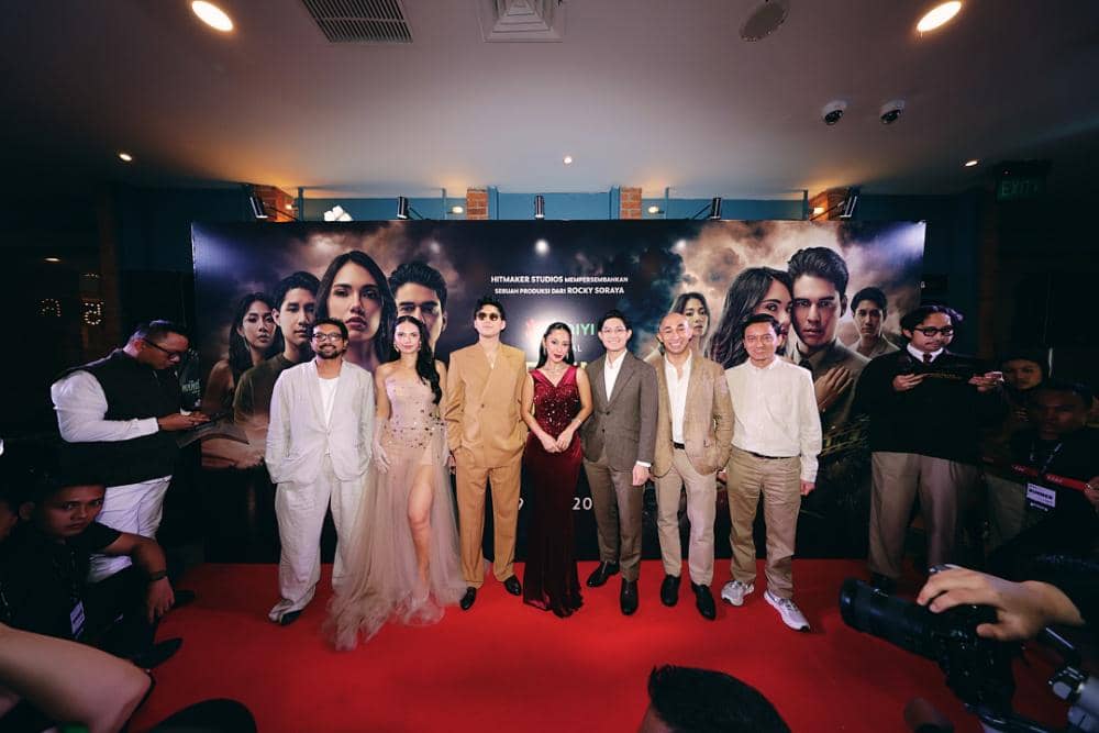 1 - (Kiri - Kanan)_ Dom Dharmo (Sutradara Bercinta Dengan Maut), Haico Van der Veken (Raya_Anna), Maxime Bouttier (Aldo), Dinda Kirana (Bella), Teuku Rassya (Erza), Dinesh Ratnam (Senior Managing Director for Southeast Asia iQIYI), dan Anto.jpg
