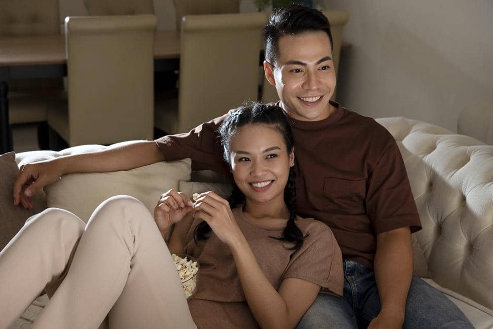 8 Cara Tetap Romantis walau Pasangan Sibuk Nonton Bola