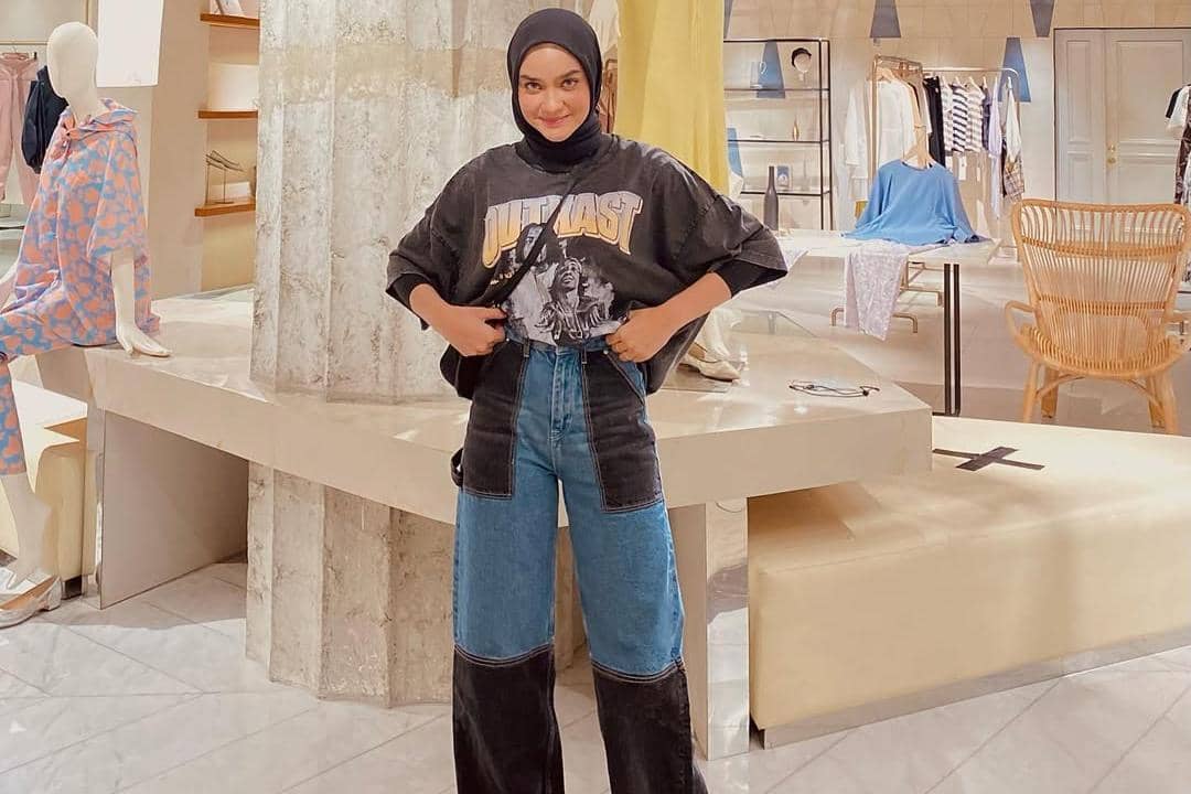 7 Ide Outfit Nonton Bola Hijab Aesthetic untuk Nobar Piala Dunia