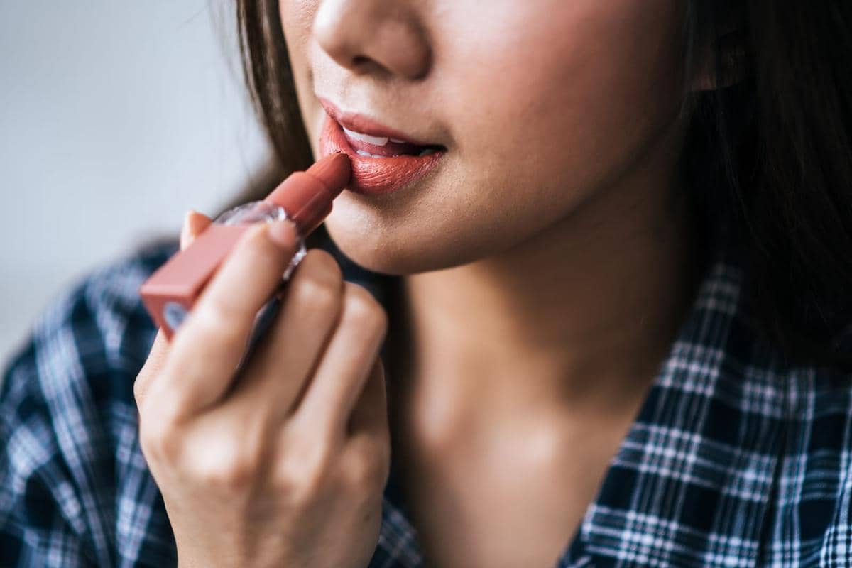 7 Rekomendasi Lipstik Warna Rosy Brown yang Natural Elegan