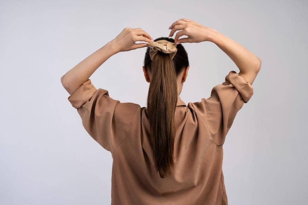 mengikat rambut