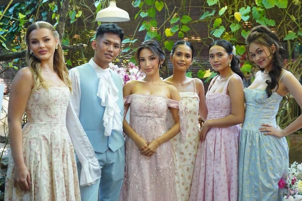 8 Momen Bridal Luncheon Jennifer Coppen, Usung Tema Bridgerton!