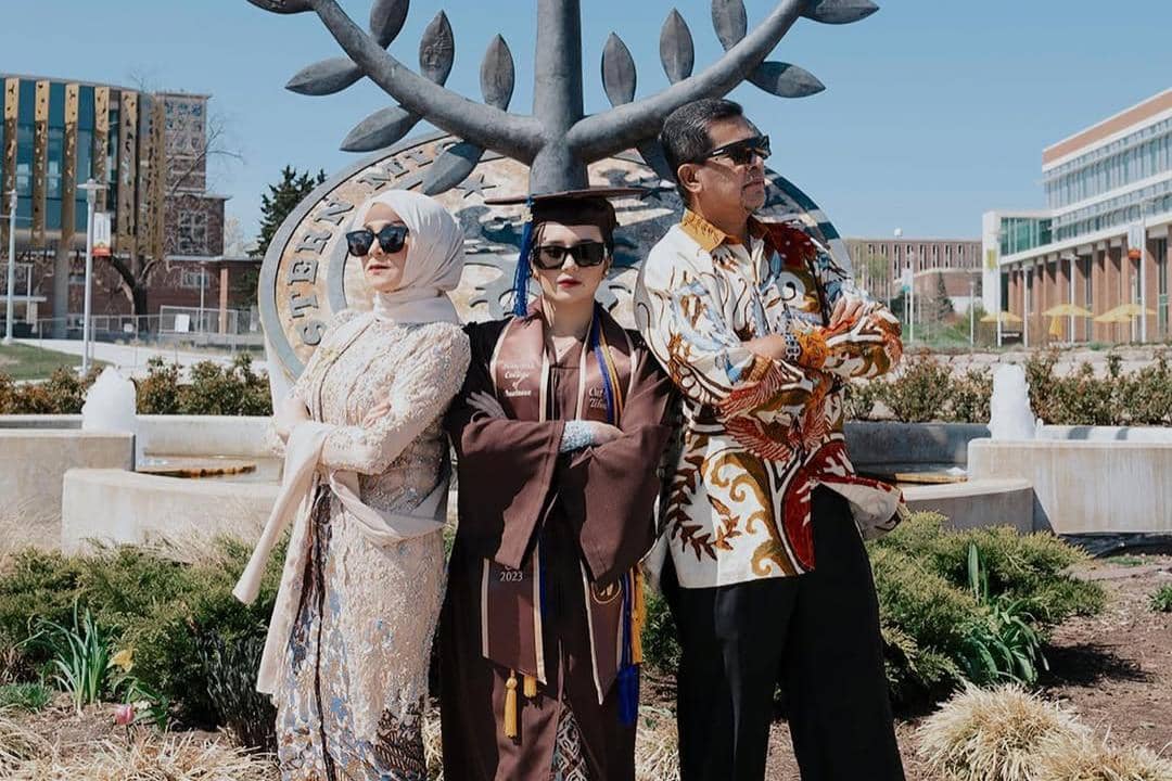 7 Ide Foto Wisuda Keluarga yang Hangat dan Aesthetic a la Artis