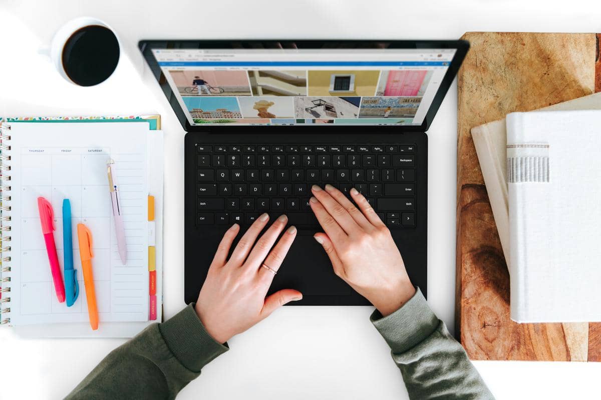 Ilustrasi bekerja di laptop (unsplash.com/windows)
