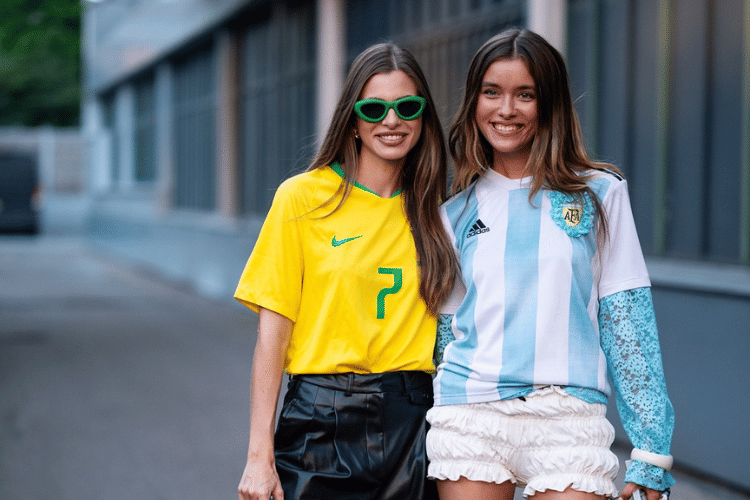 7 Inspirasi Padu-padan Outfit Nonton Piala Dunia 2026, Sporty Chic!