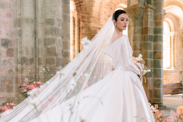 Gaya Bridal Look Ming Xi dengan Gaun Kustom Dior Haute Couture