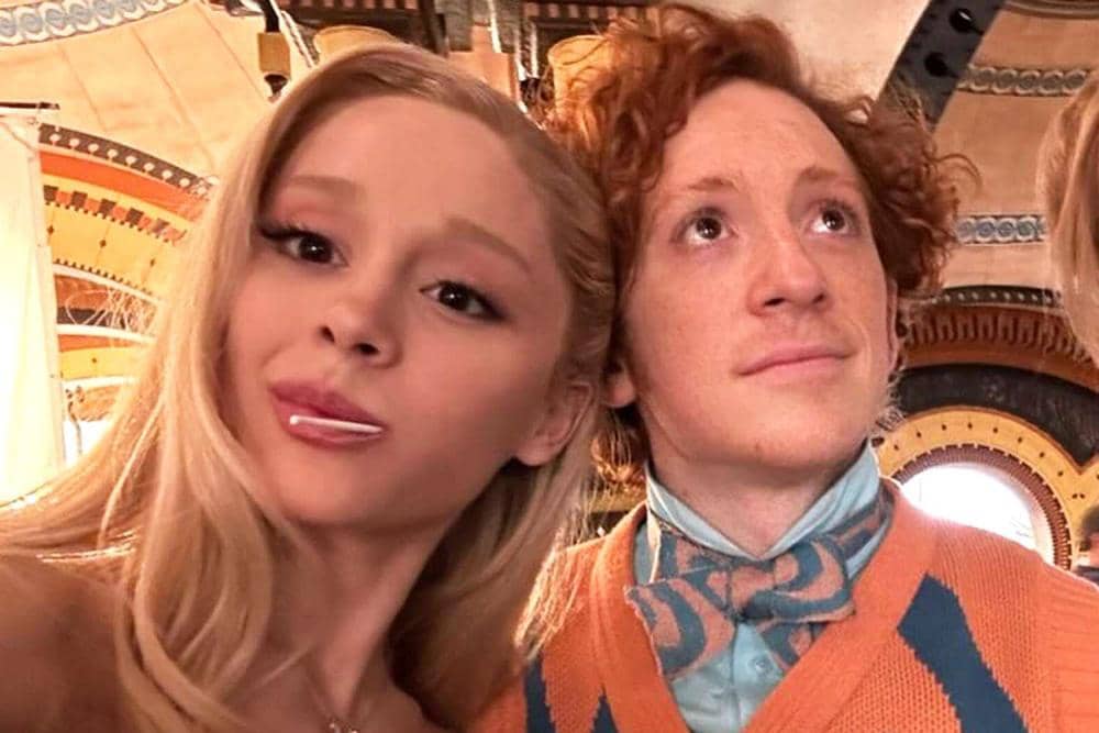 Kisah Cinta Ariana Grande dan Ethan Slater