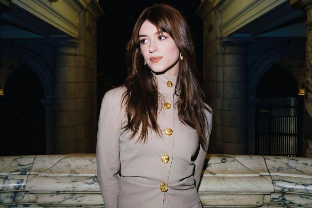 Deretan Gaya Rambut Daisy Edgar-Jones yang Fresh dan Elegan