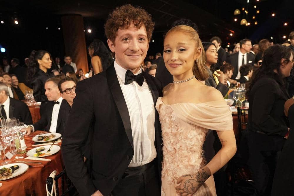 Putus, Begini Kisah Cinta Ariana Grande dan Ethan Slater