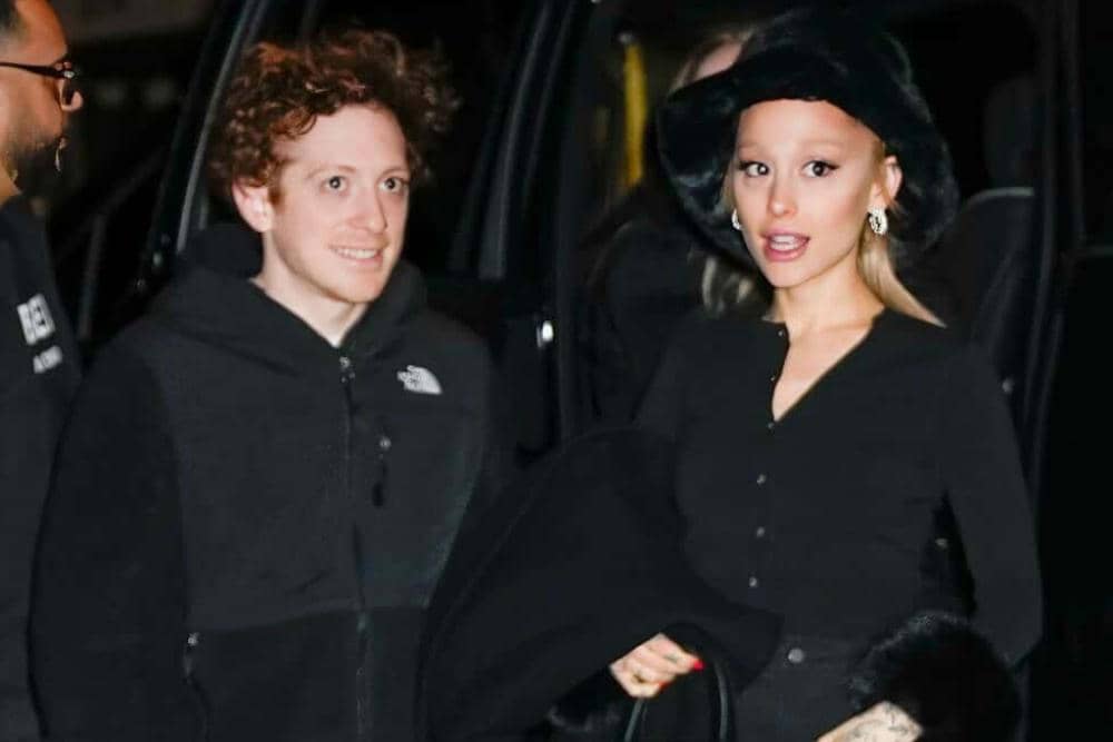 Kisah Cinta Ariana Grande dan Ethan Slater