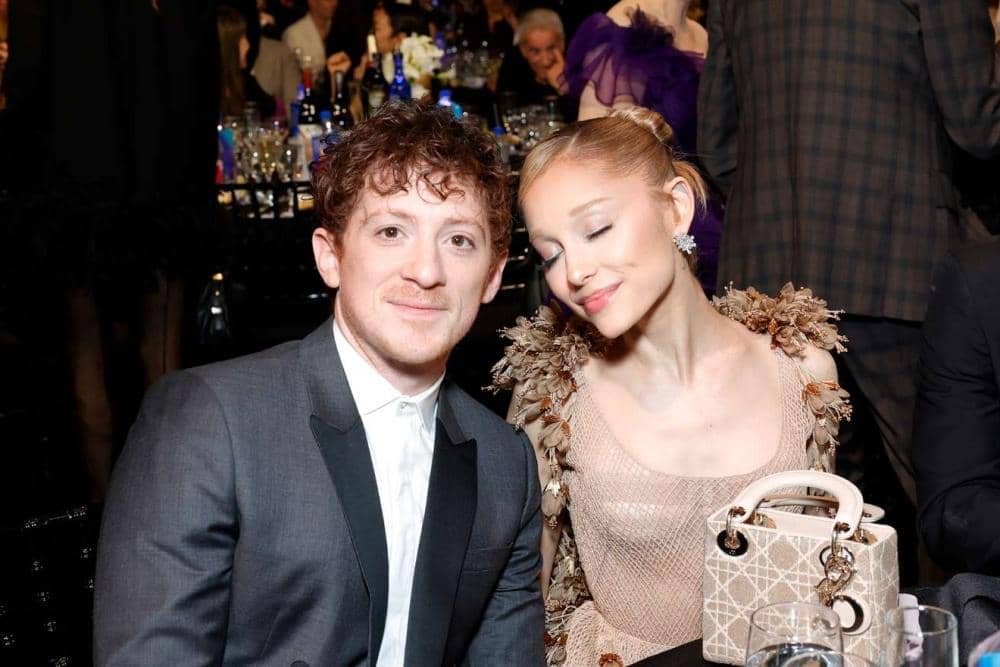 Kisah Cinta Ariana Grande dan Ethan Slater