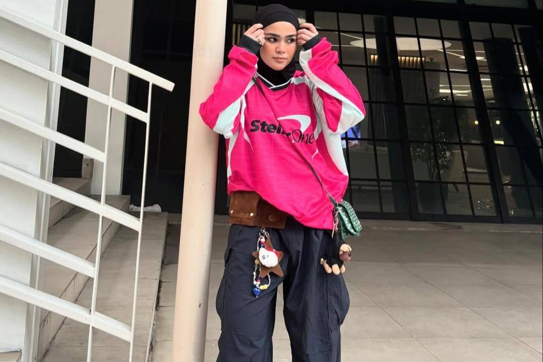 7 Ide Outfit Jersey Bola Wanita Hijab untuk Nobar Piala Dunia 2026