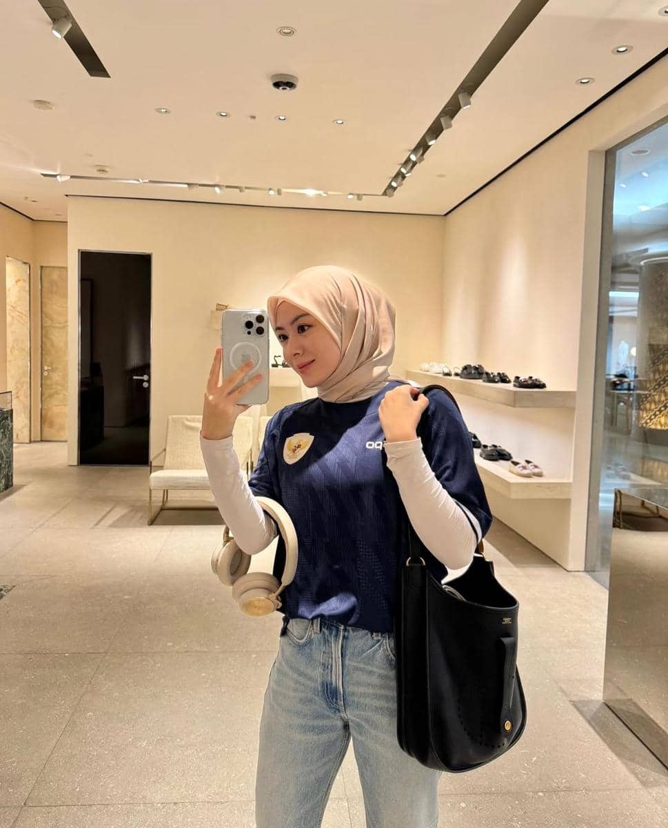 outfit jersey bola perempuan hijab 