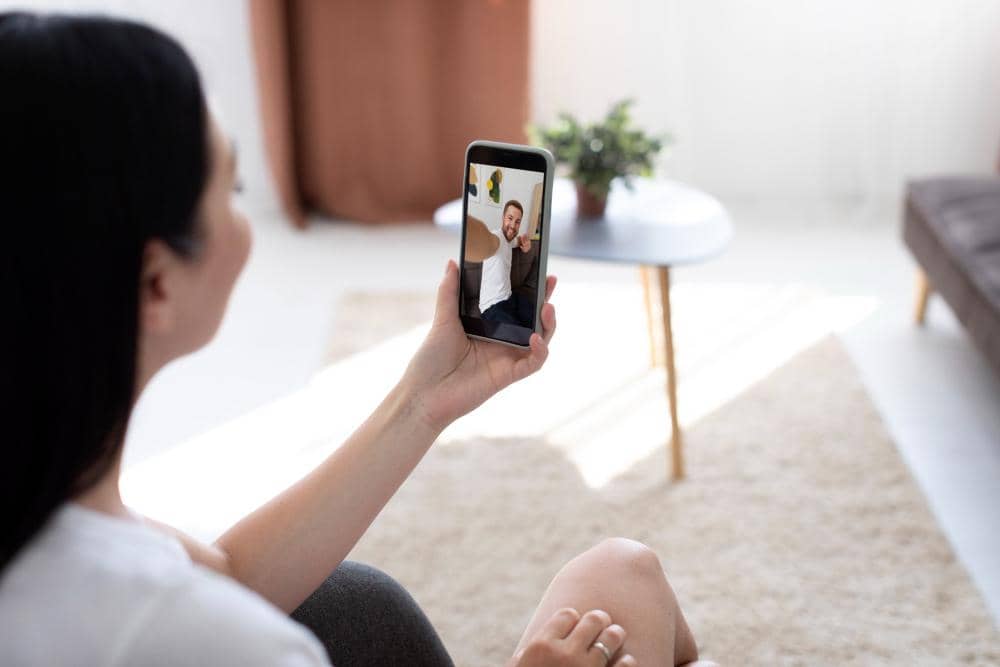 40 Topik Deep Talk Pasangan LDR, Tetap Erat Meski Berjauhan