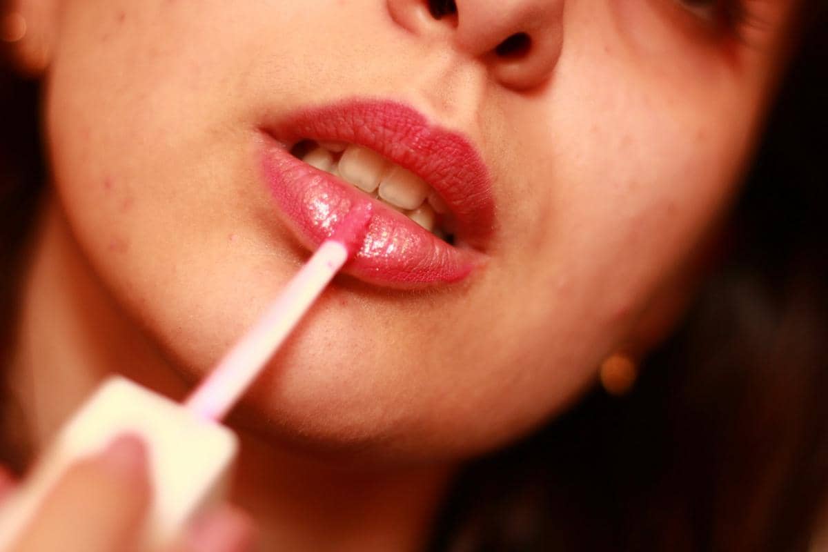 5 Tips Membuat Lip Tint Terlihat Lebih Merata dan Menyatu di Bibir