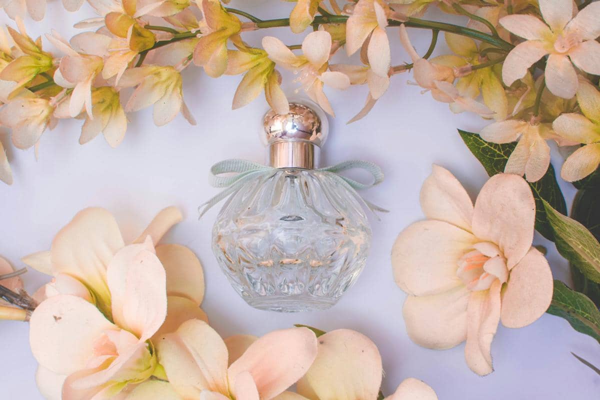 ilustrasi parfum dengan aroma floral