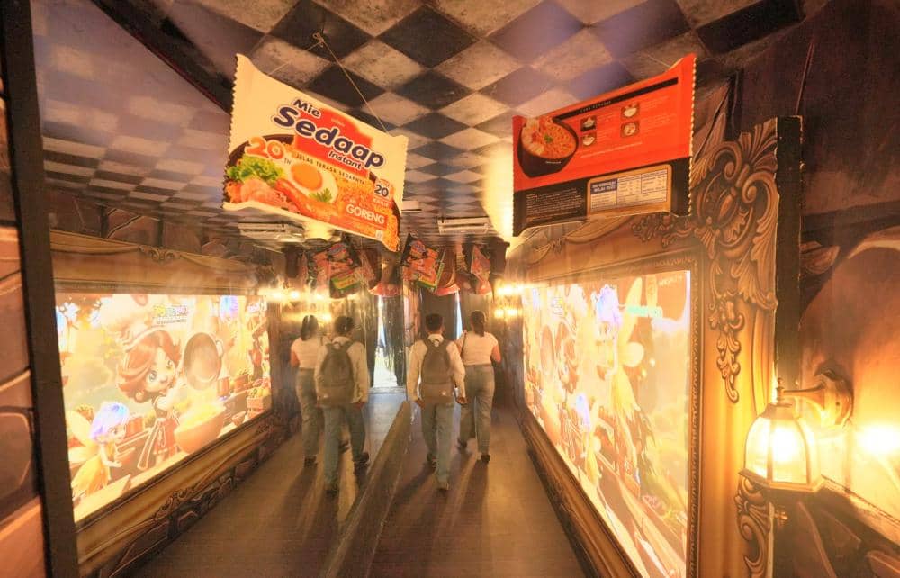 Pengunjung saat menjelajahi lorong imersif .jpg