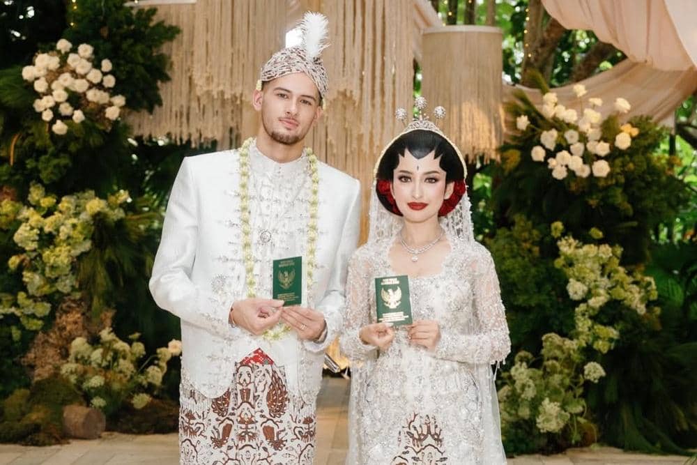 8 Artis Blasteran yang Gelar Pernikahan dengan Adat Jawa, Manglingi!