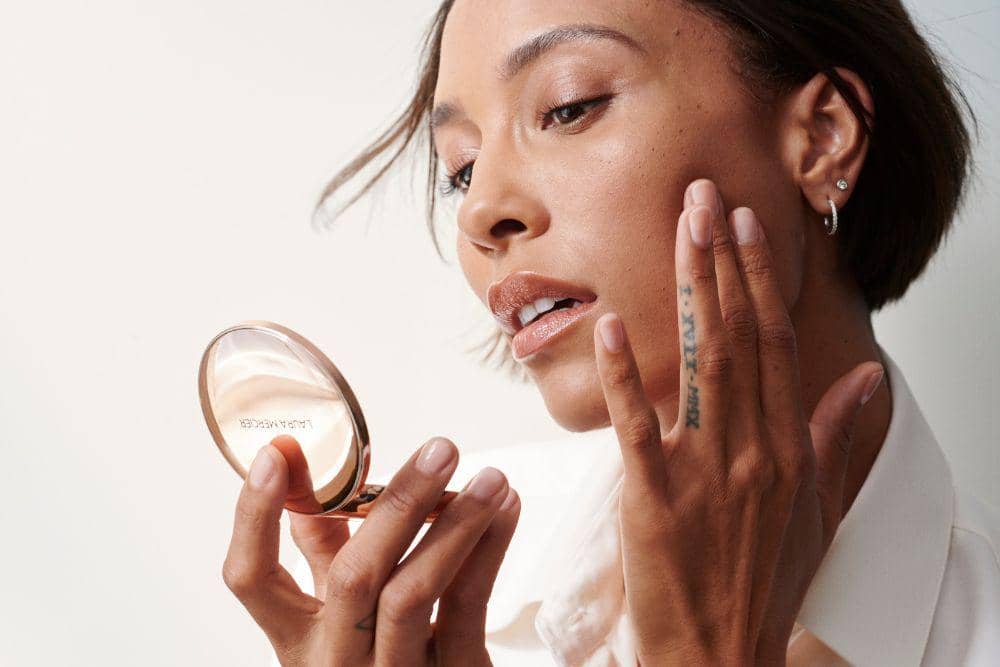 Blur, Smooth, dan Sculpt : Tinted Blur Balm dari Laura Mercier