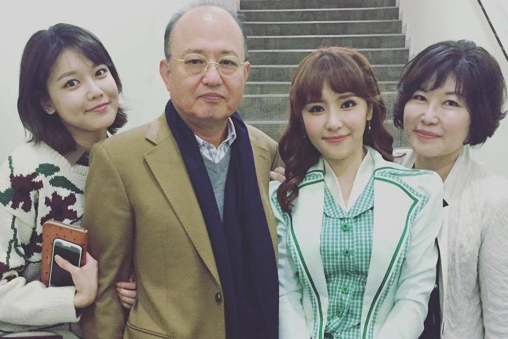 6 Fakta Keluarga Choi Sooyoung, Dekat dengan Sang Ayah!