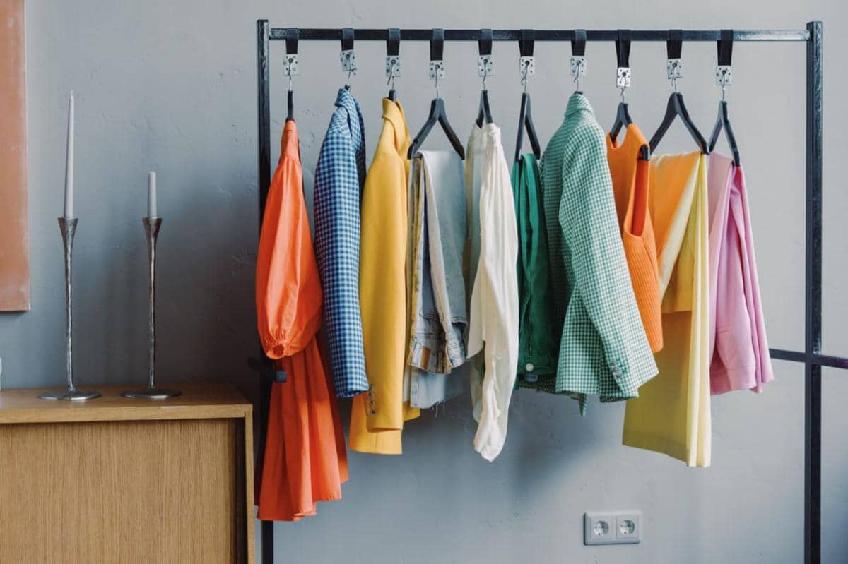 7 Cara Menghilangkan Noda Membandel di Baju Berwarna
