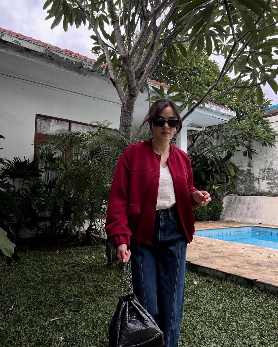 celana jeans biru cocok dengan baju warna apa