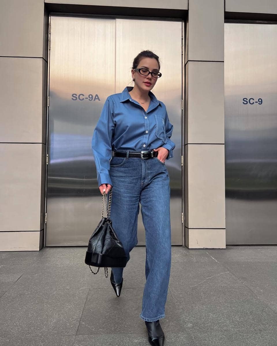 celana jeans biru cocok dengan baju warna apa