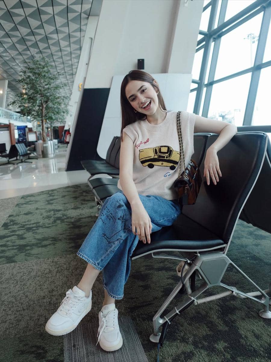 celana jeans biru cocok dengan baju warna apa