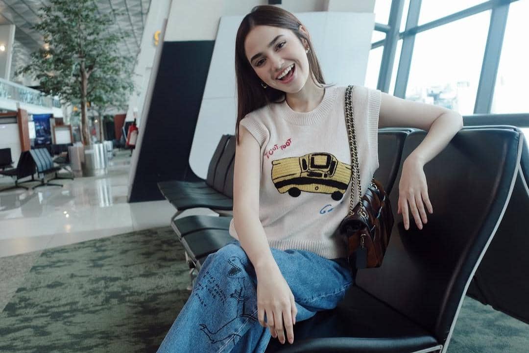 Celana Jeans Biru Cocok dengan Baju Warna Apa? Ini 10 Pilihannya