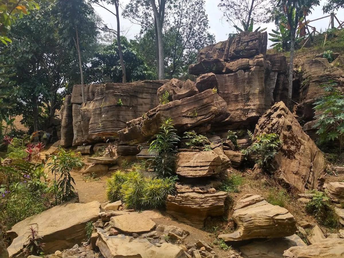tempat trekking di Sentul