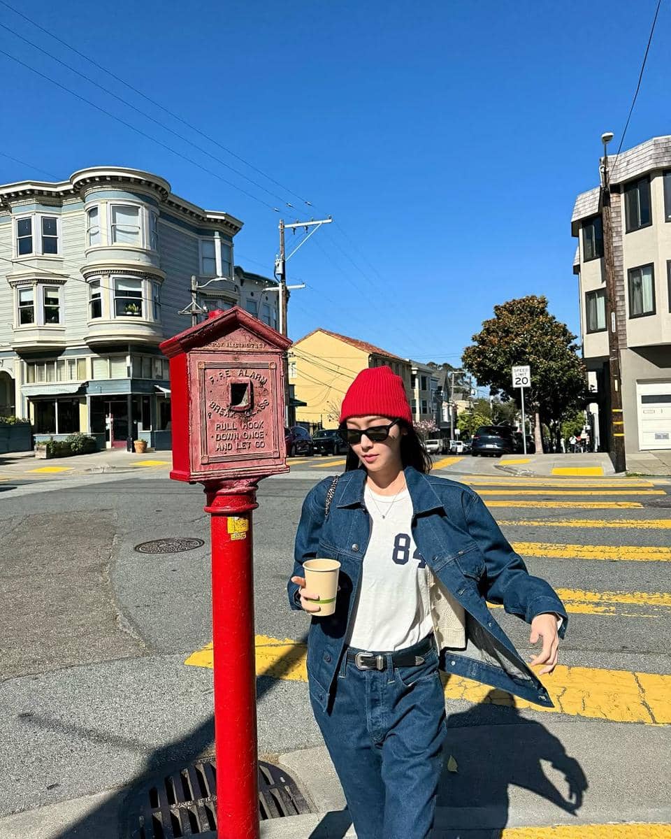 styling celana jeans terkini ala Jessica Jung