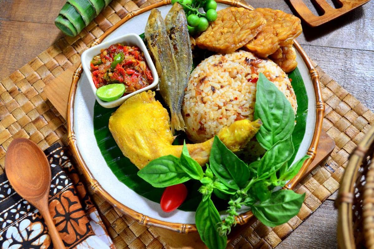 ilustrasi makanan Sunda lengkap dengan sambal dan lalapan 