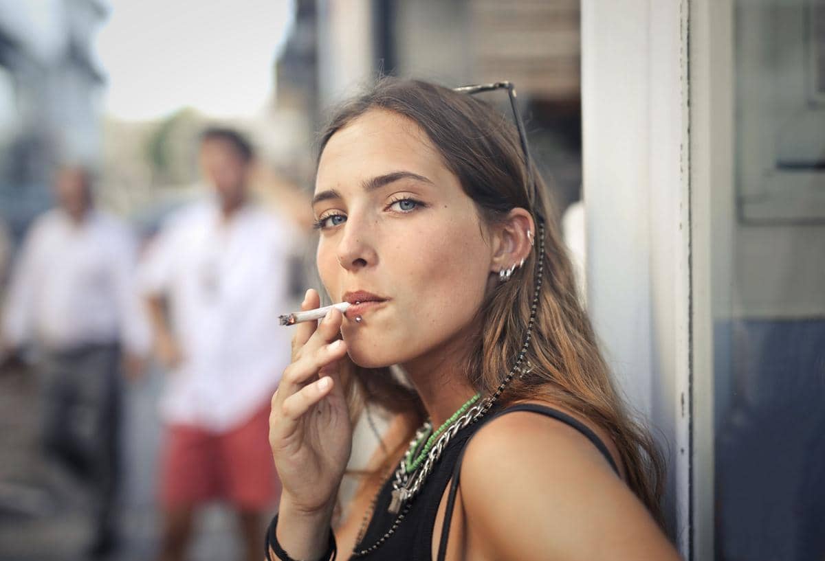 wanita muda menikmati rokok
