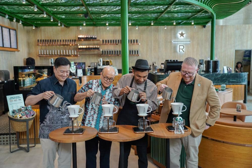 Pour Over Ceremony Peresmian Starbucks Reserve MOI.jpg