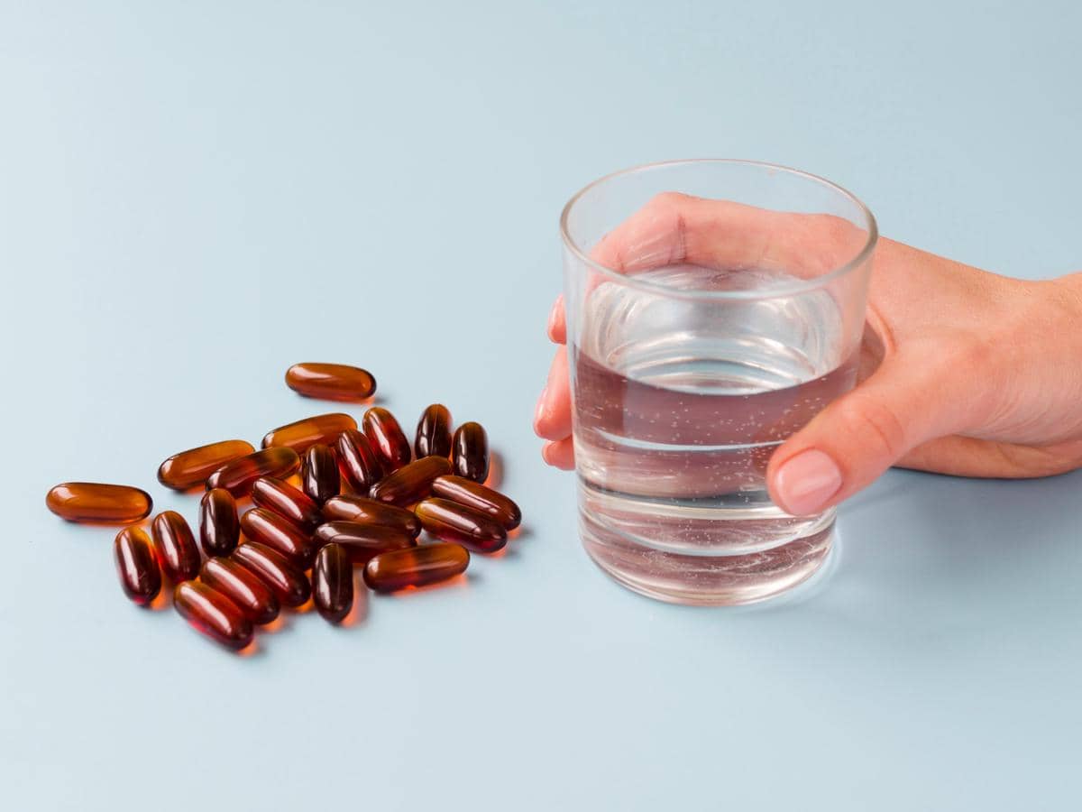 ilustrasi minum suplemen zat besi 