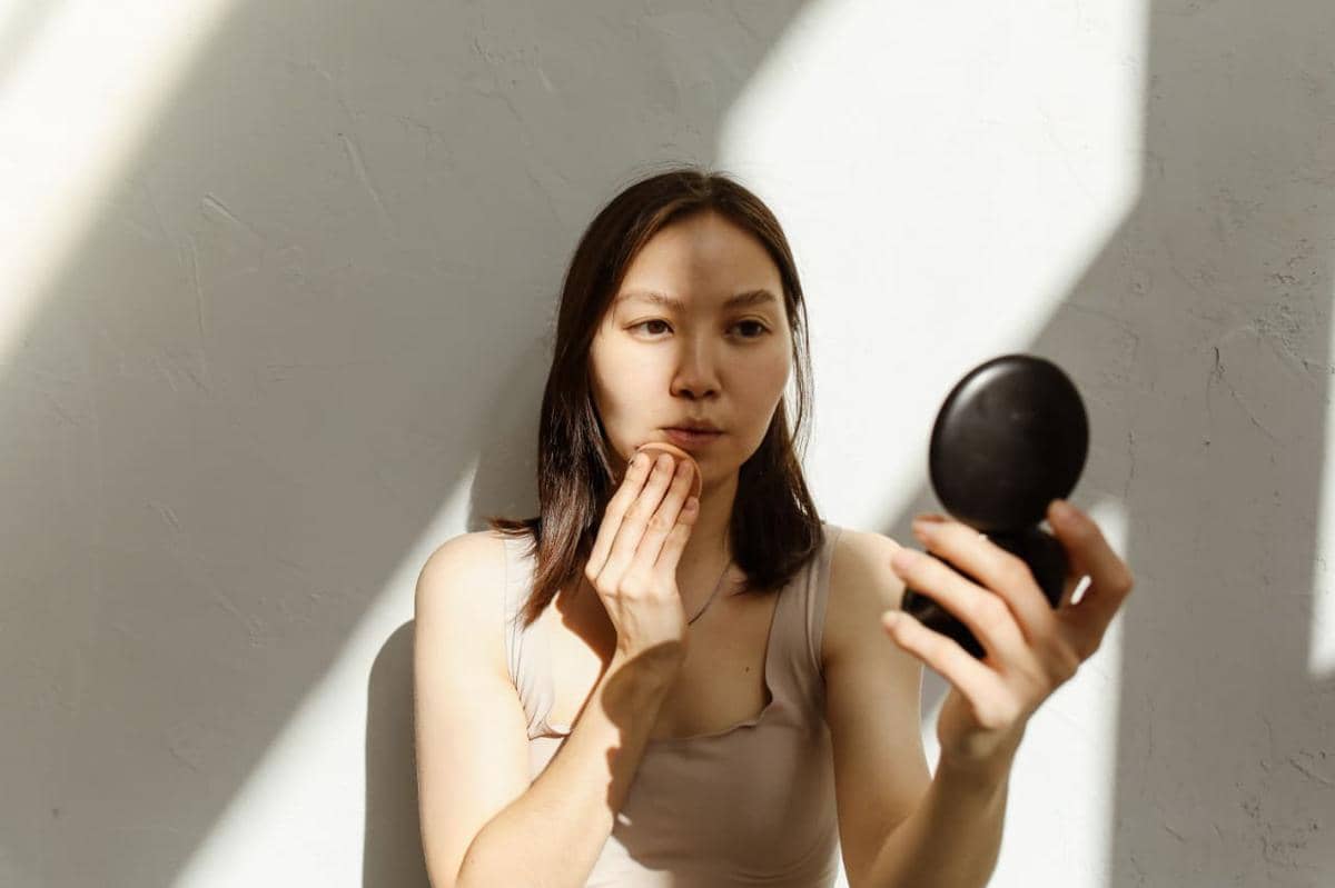 7 Cara Pakai Cushion agar Tidak Dempul, Flawless dan Natural
