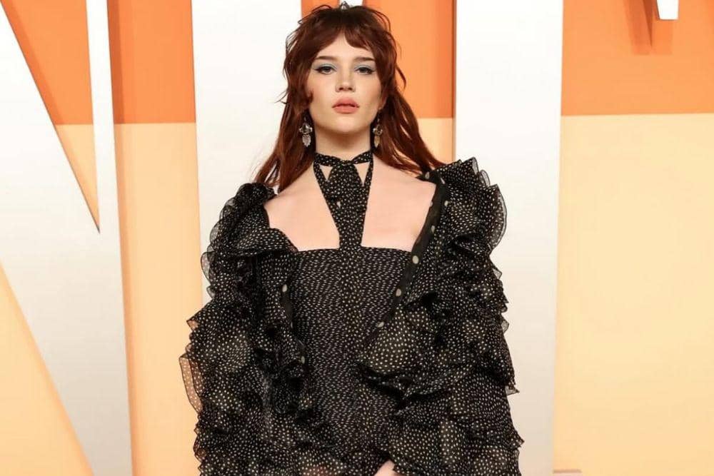 Intip Outfit Pesta a la Sophie Thatcher yang Elegan dan Timeless