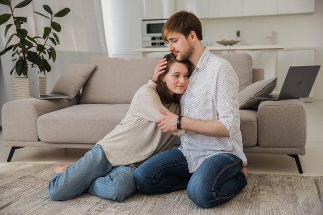 couple yang sedang berpelukan
