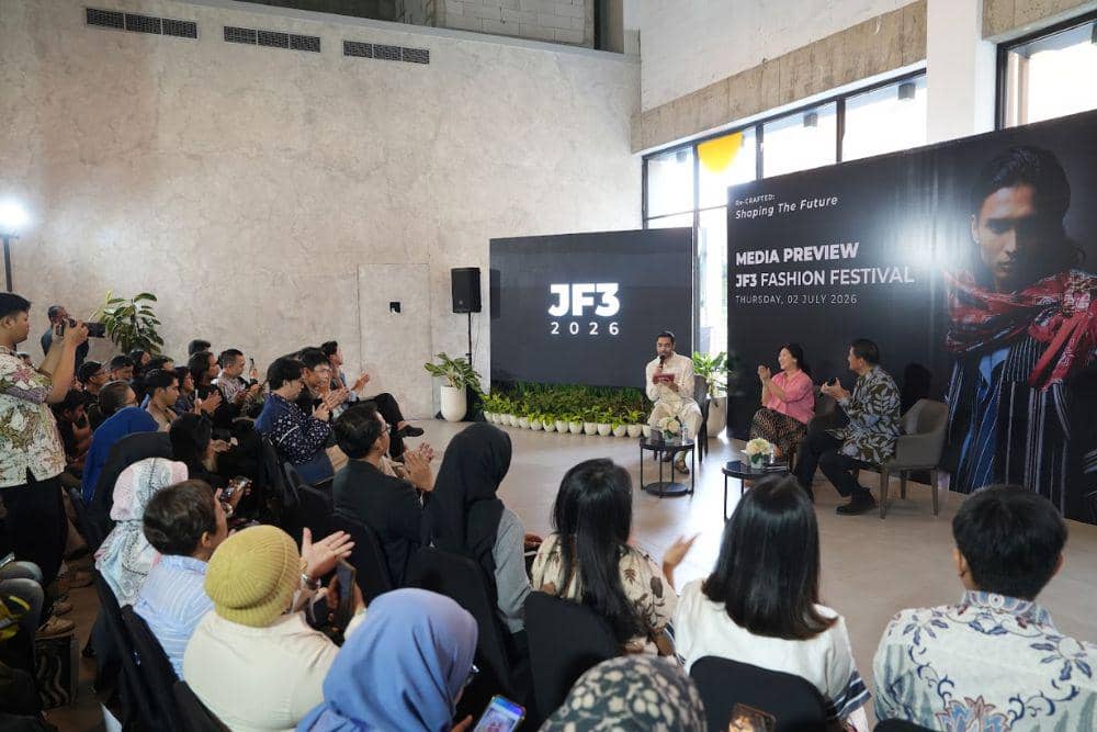 Suasana acara media preview JF3 Fashion Festival 2026 dengan narasumber berbicara di depan audiens yang antusias di sebuah ruangan modern.